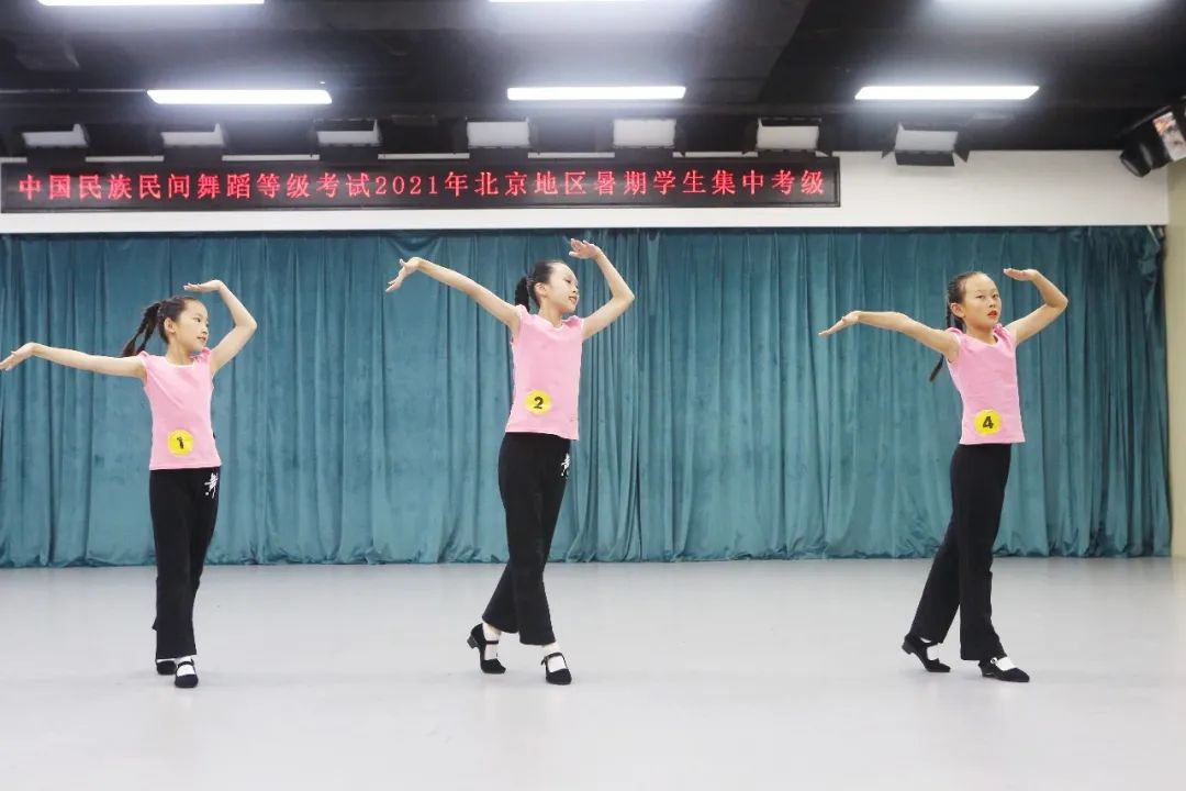 六级舞目   《挤奶员》(蒙古族)